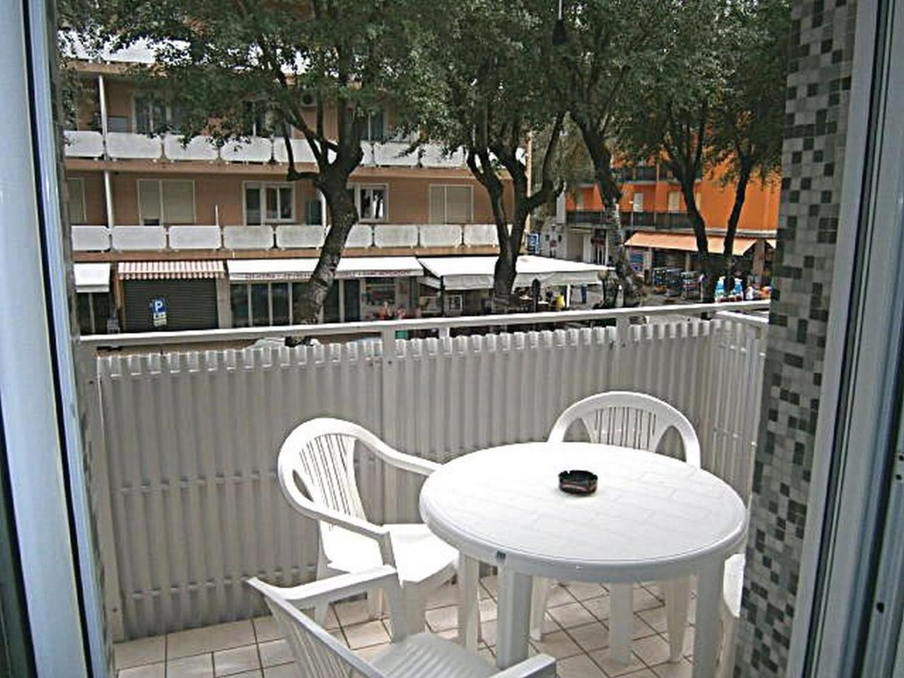 Jolly Apartment Бибионе Екстериор снимка