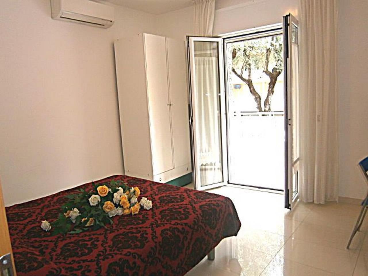 Jolly Apartment Бибионе Екстериор снимка